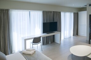 Habitación familiar | Caja fuerte, escritorio, espacio para trabajar con un portátil