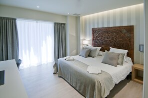 In-room safe, desk, laptop workspace, soundproofing - Serennia Exclusive Rooms (Barcelona)