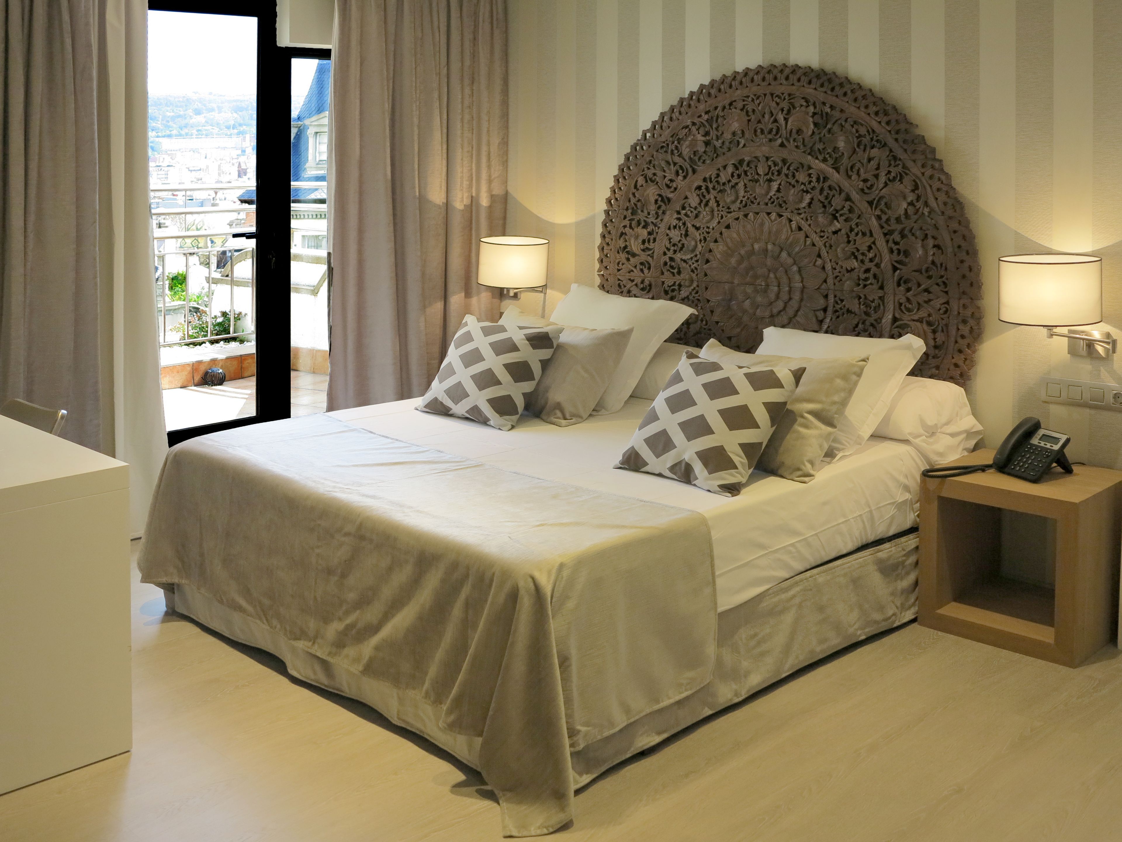 Suite, terras, uitzicht op de stad | Een kluis op de kamer, een bureau, een laptopwerkplek