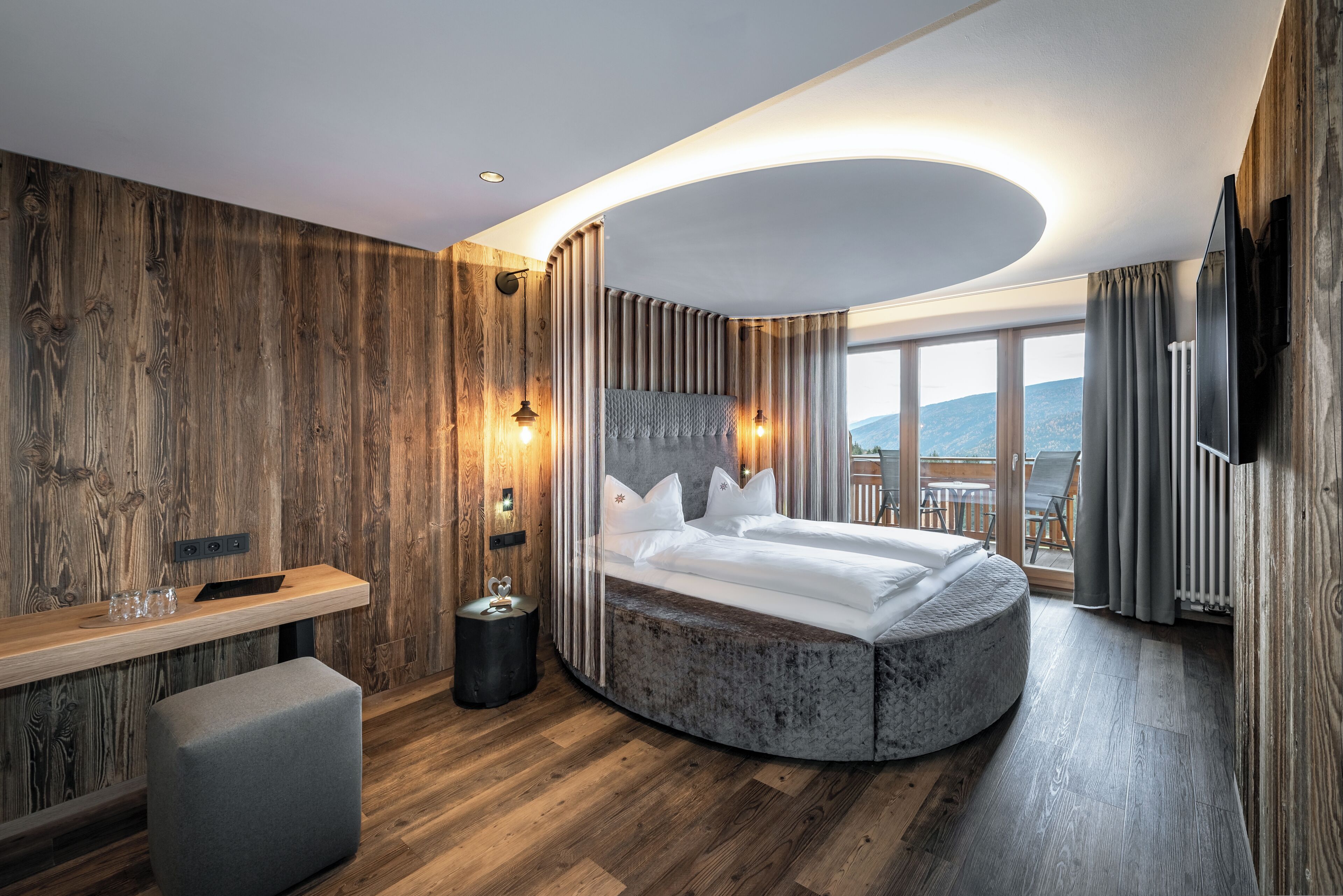 Honeymoon-Suite | Allergikerbettwaren, Minibar, Zimmersafe, Schreibtisch