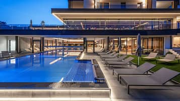 Piscine couverte, piscine extérieure, parasols de plage, chaises longues