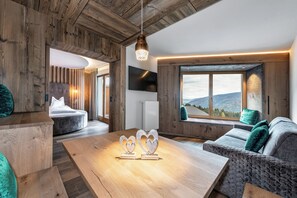 Suite de luna de miel | Ropa de cama hipoalergénica, minibar, caja fuerte y escritorio