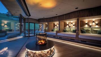 Sauna, Whirlpool, Dampfbad, Körperbehandlungen, Warmsteinmassagen