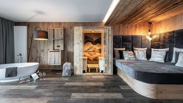 Romantic Suite | Hypo-allergenic bedding, minibar, in-room safe, desk