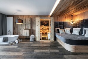 Romantic Suite | Hypo-allergenic bedding, minibar, in-room safe, desk