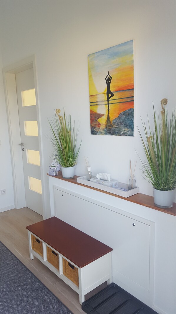 Apartment | Living area | Flat-screen TV, DVD player, iPod dock - Ferienwohnung Hoherting (Prien am Chiemsee)