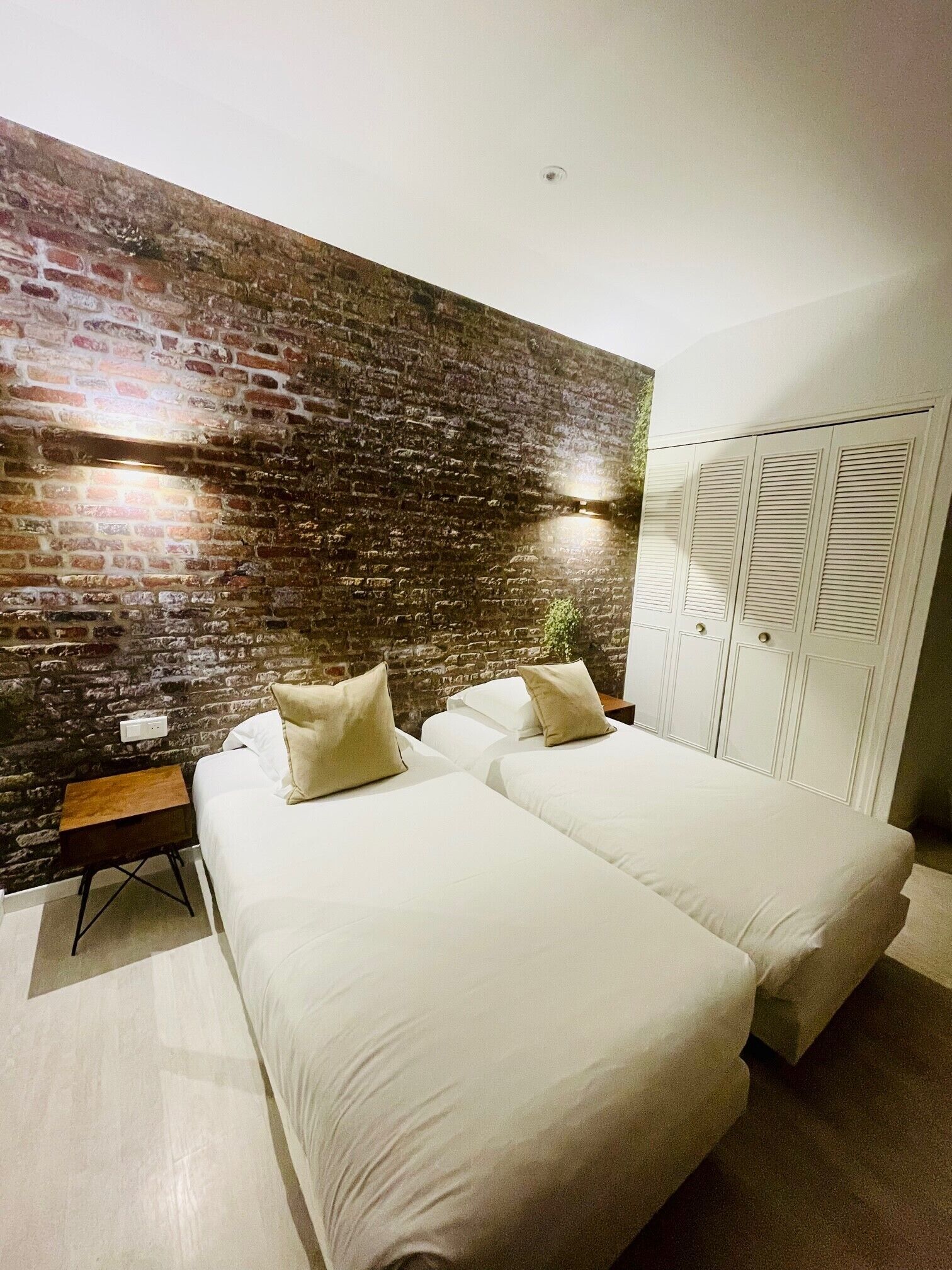 comfort twin room | desk, blackout curtains, soundproofing, free wifi