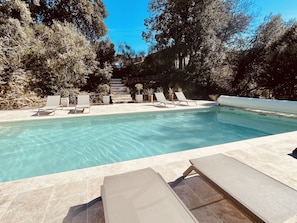 Seasonal outdoor pool, open 10:00 AM to 7:30 PM, pool umbrellas - La Bastide de Vaison (Vaison-la-Romaine)