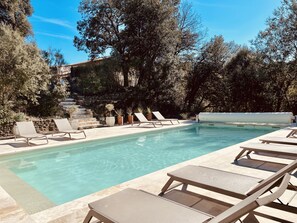Seasonal outdoor pool, open 10:00 AM to 7:30 PM, pool umbrellas - La Bastide de Vaison (Vaison-la-Romaine)