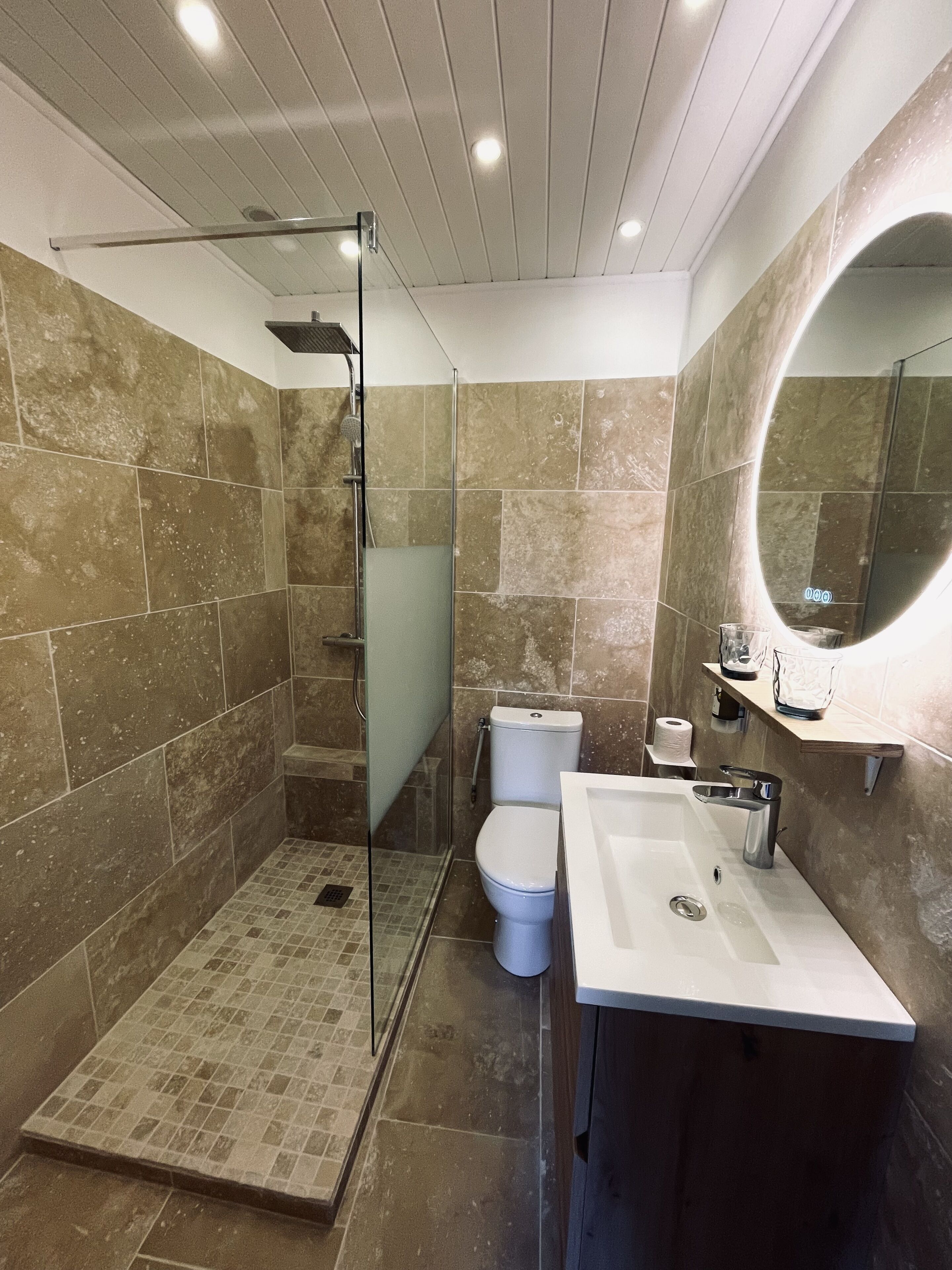 comfort double room | bathroom | free toiletries, hair dryer, towels