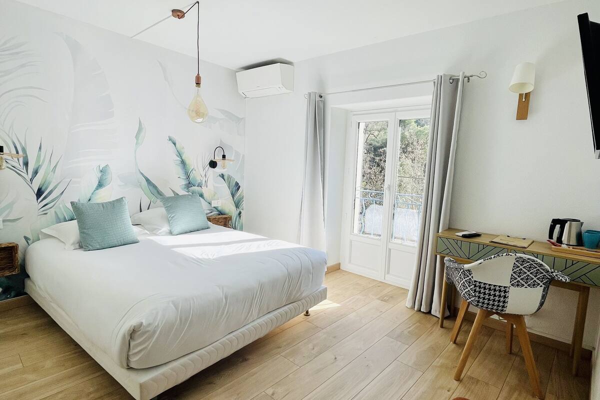 comfort double room | desk, blackout curtains, soundproofing, free wifi