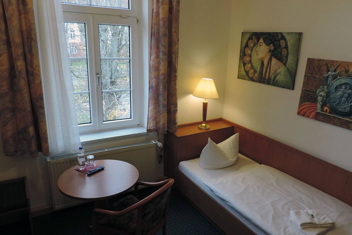Single Room | In-room safe, desk, soundproofing, iron/ironing board (on request)