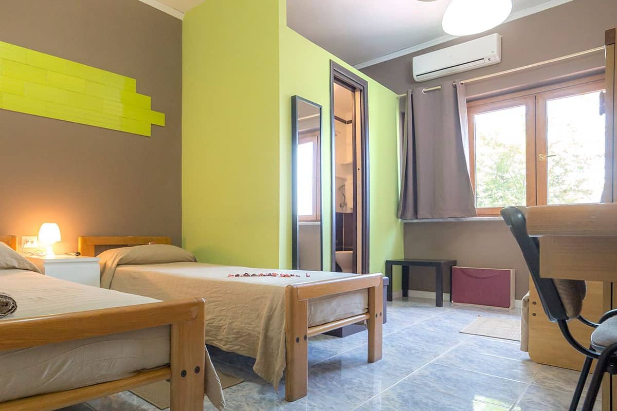 Habitación triple | Decoración individual, escritorio, cunas (de pago) y camas supletorias
