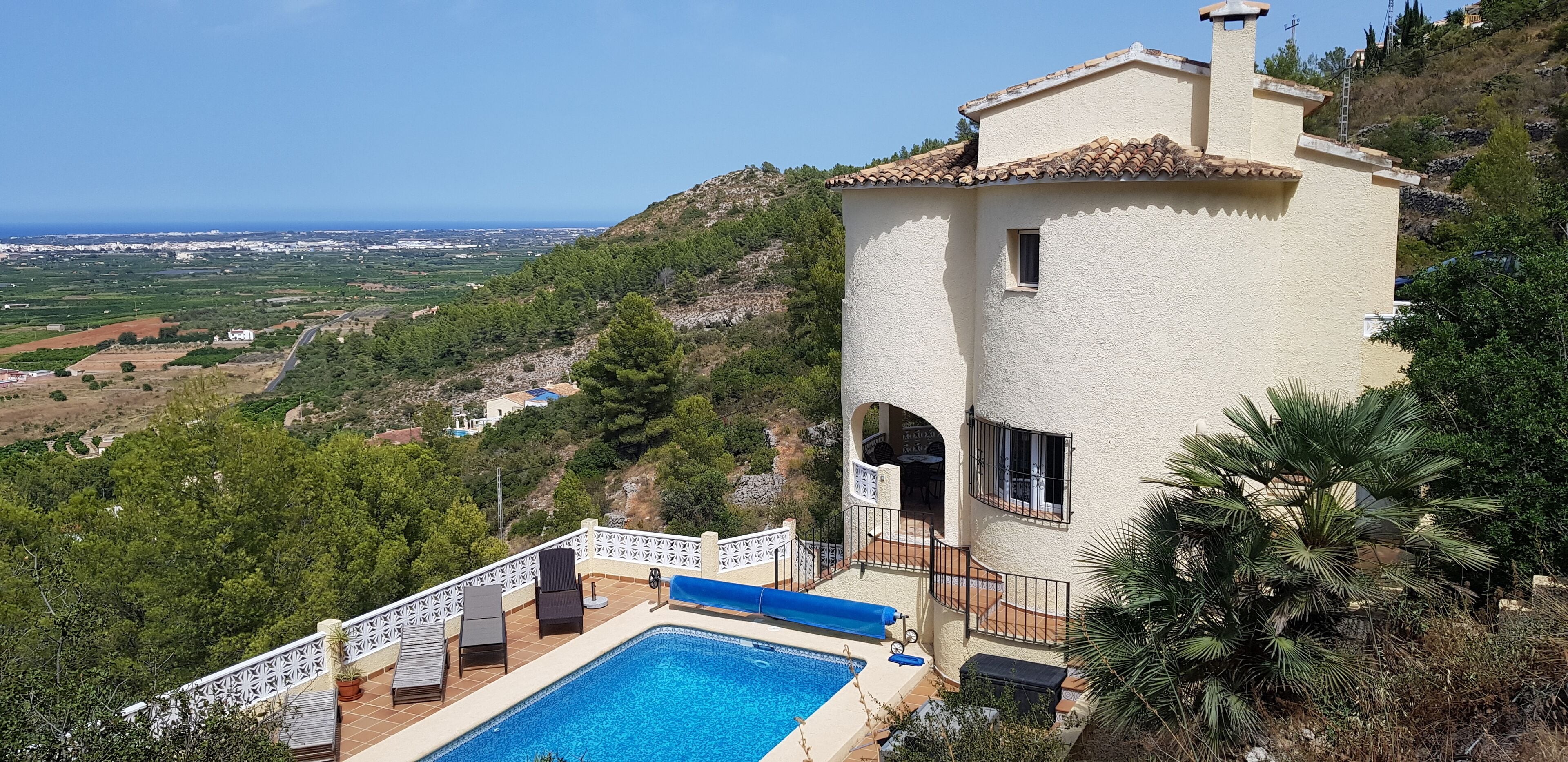 Een buitenzwembad en een verwarmd zwembad