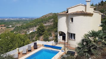 Een buitenzwembad en een verwarmd zwembad