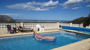 Een buitenzwembad, een verwarmd zwembad