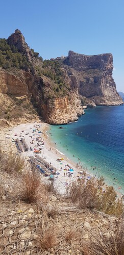 Ruhig gelegene Villa mit Pool und tollem Ausblick aufs grüne Tal und Mittelmeer