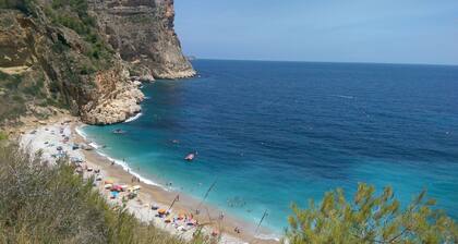 Hiljainen huvila uima-altaalla ja upeat näkymät laaksoon ja merelle