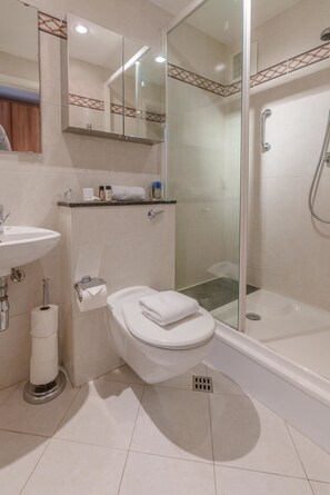 Apartamento, 2 habitaciones | Baño | Ducha, secador de pelo y toallas