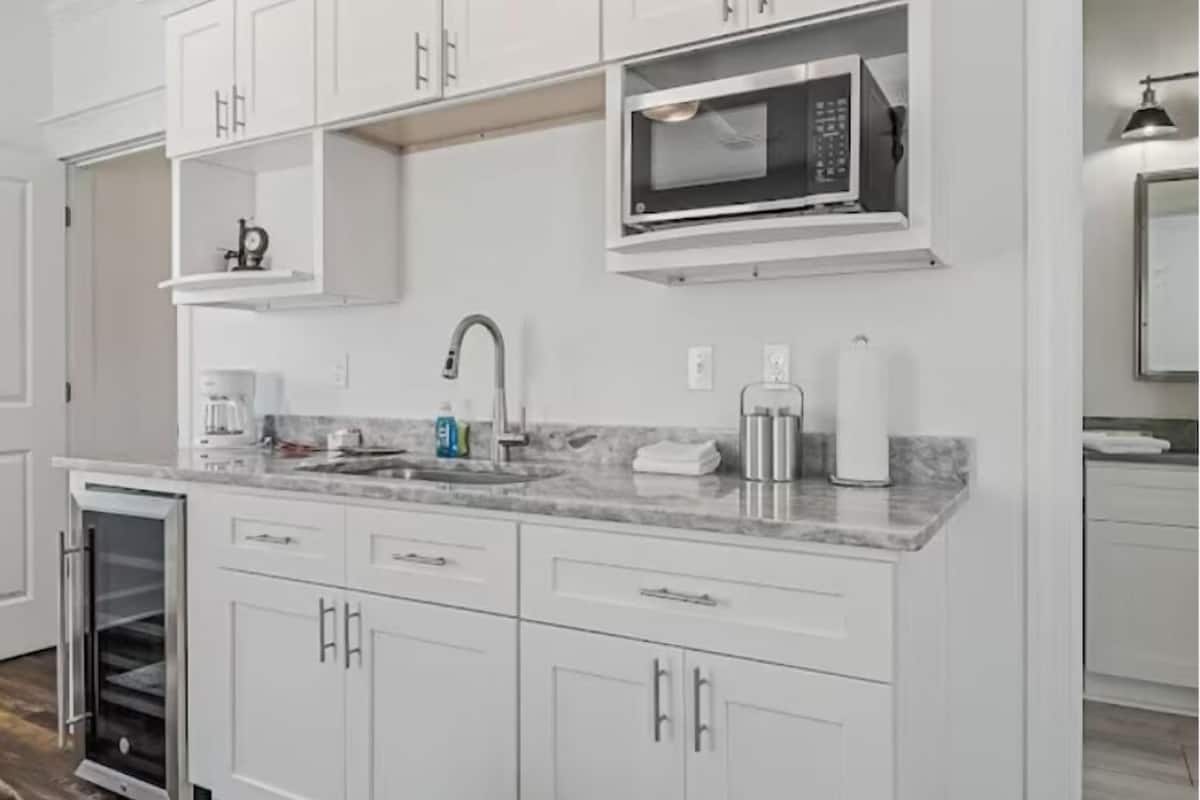Microwave, oven, dishwasher, coffee/tea maker