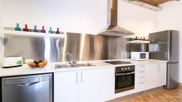 Appartamento, 4 camere da letto (Comfort II, Ronda Universitat 15) | Cucina privata | Frigorifero con congelatore, microonde, forno, piano cottura