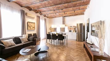 Apartamento, 4 habitaciones (Comfort II, Ronda Universitat 15) | Sala de estar | Una televisión de pantalla plana