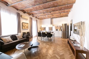 Apartment, 4 Schlafzimmer (Comfort II, Ronda Universitat 15) | Wohnzimmer | Flachbildfernseher
