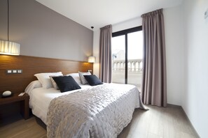 In-room safe, soundproofing, iron/ironing board, free cots/infant beds - Serennia Apartments Ramblas-Pl.Catalunya (Barcelona)