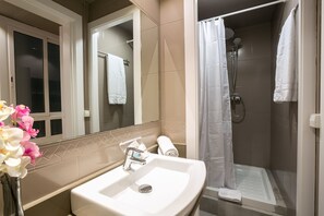 Comfort-Apartment, 4 Schlafzimmer (Ronda Universitat 15) | Badezimmer | Haartrockner, Handtücher