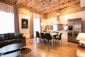 Refrigerador con freezer, microondas, horno, placa de cocina