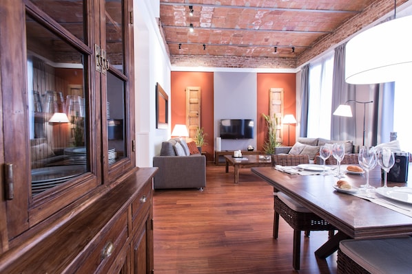 Comfort-Apartment, 4 Schlafzimmer | Wohnzimmer | Flachbildfernseher