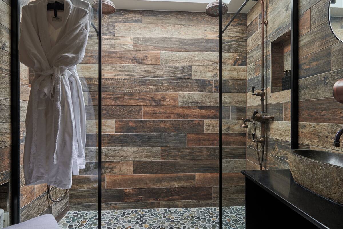 tree house, 1 king bed, garden area | bathroom | designer toiletries, hair dryer, bathrobes, slippers