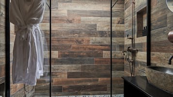 Træhus - 1 kingsize-seng - have-område | Badeværelse | Kombination af bruser/badekar, designertoiletartikler, hårtørrer