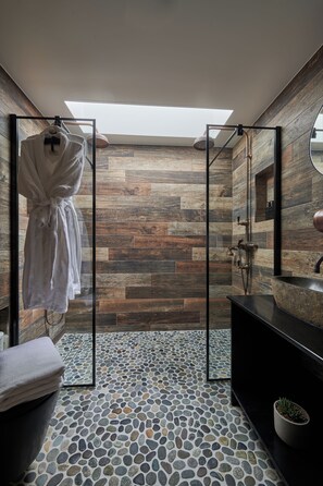 Tree House, 1 trÚs grand lit, cÎté jardin | Salle de bain | Ensemble douche/baignoire, articles de toilette de luxe, sÚche-cheveux