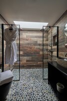 Casa na árvore, 1 cama King, no jardim | Banheiro | Chuveiro/banheira combinados, produtos de toalete de grife