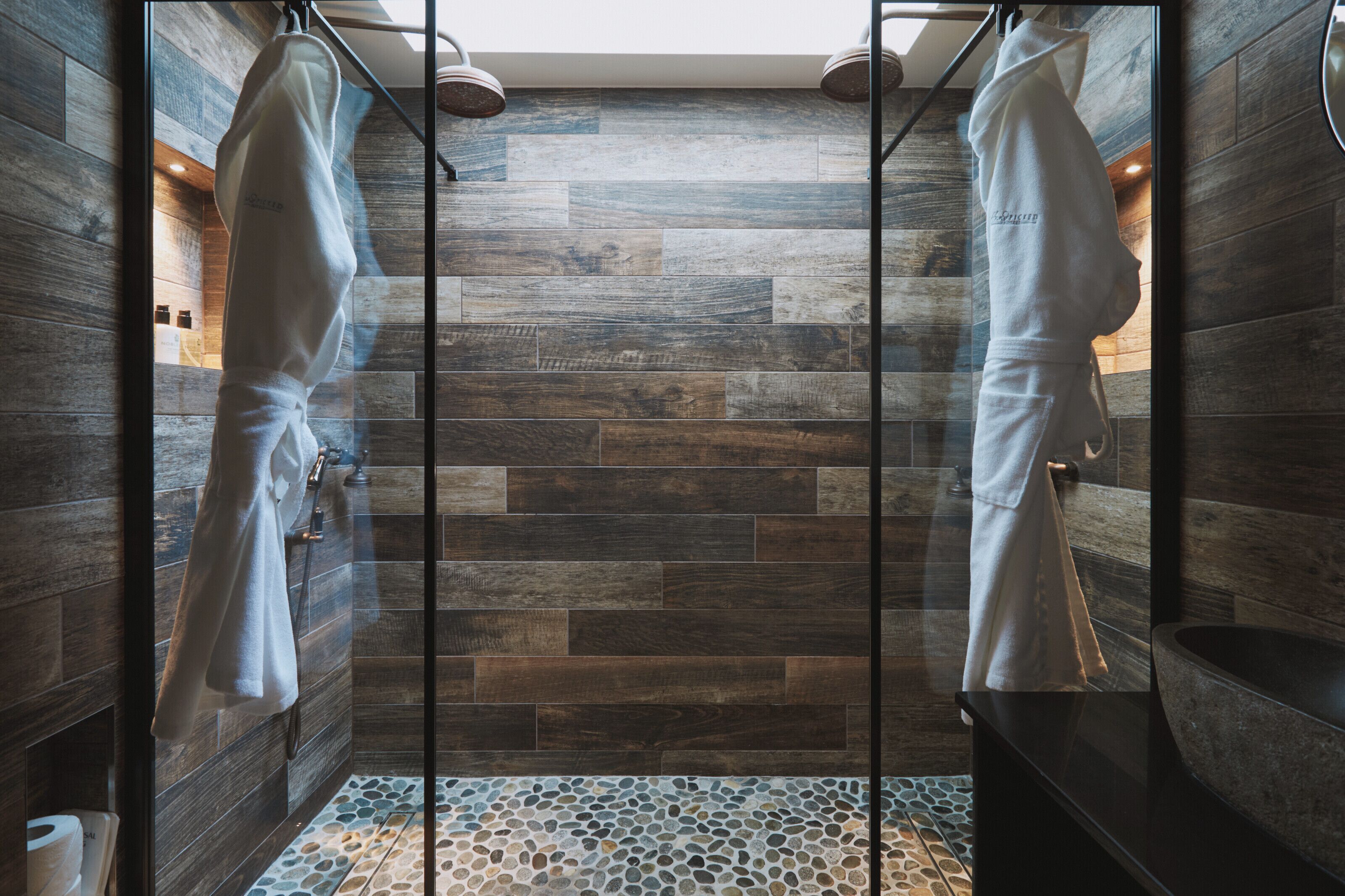 Casa en un árbol superior (Silver) | Baño | Ducha y bañera combinadas y artículos de higiene personal de diseño