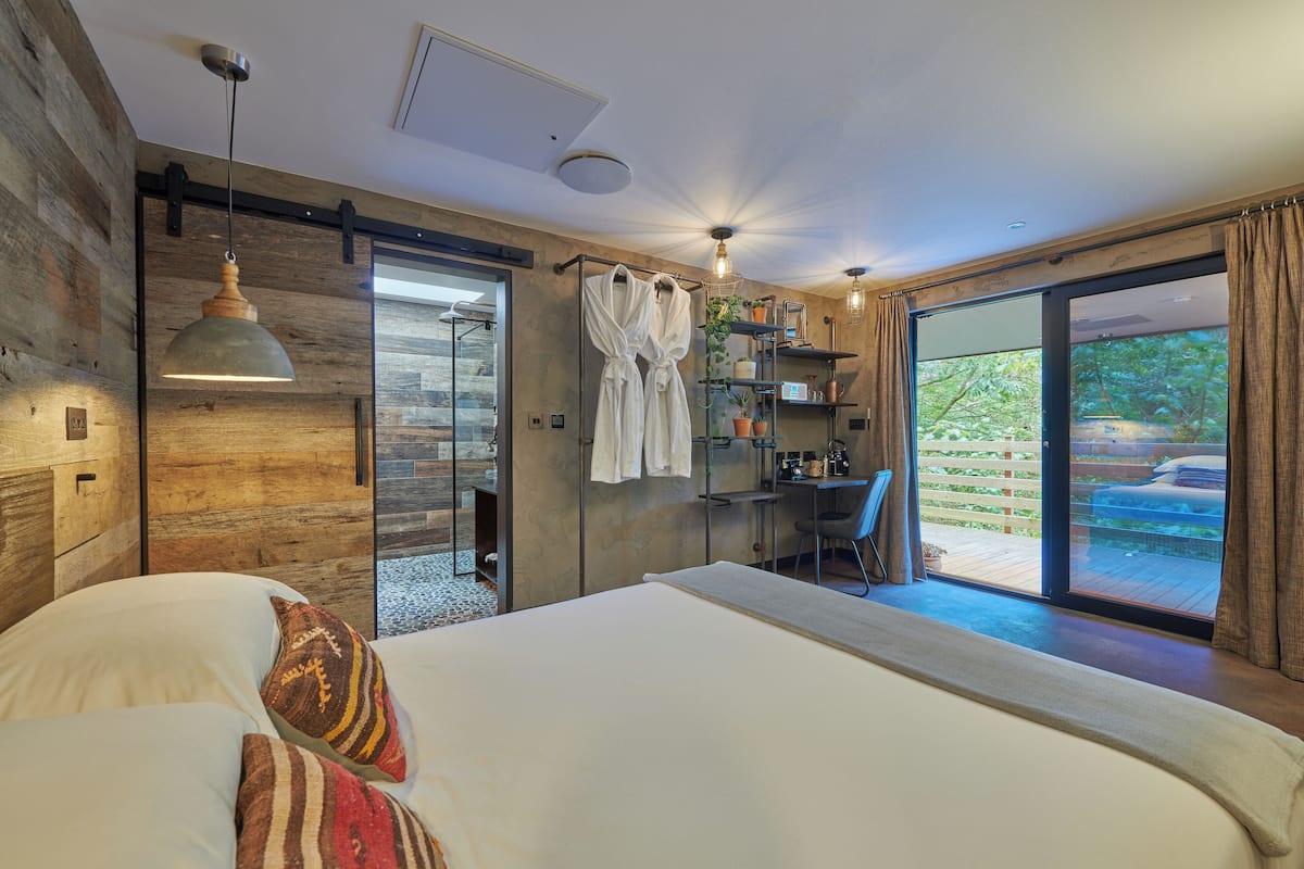 Ropa de cama de alta calidad y caja de seguridad en la habitación