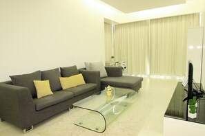 Deluxe Apartment, 2 Bedrooms, City View | Ruang tamu | TV skrin rata