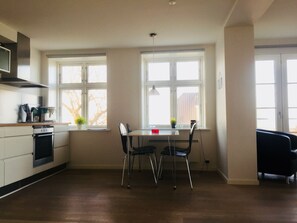 Appartement de base | Repas dans la chambre