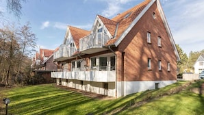 A modern building with a sloped roof and large windows. - Apartment 1 (ID 088), Germany (Sankt Peter-Ording)