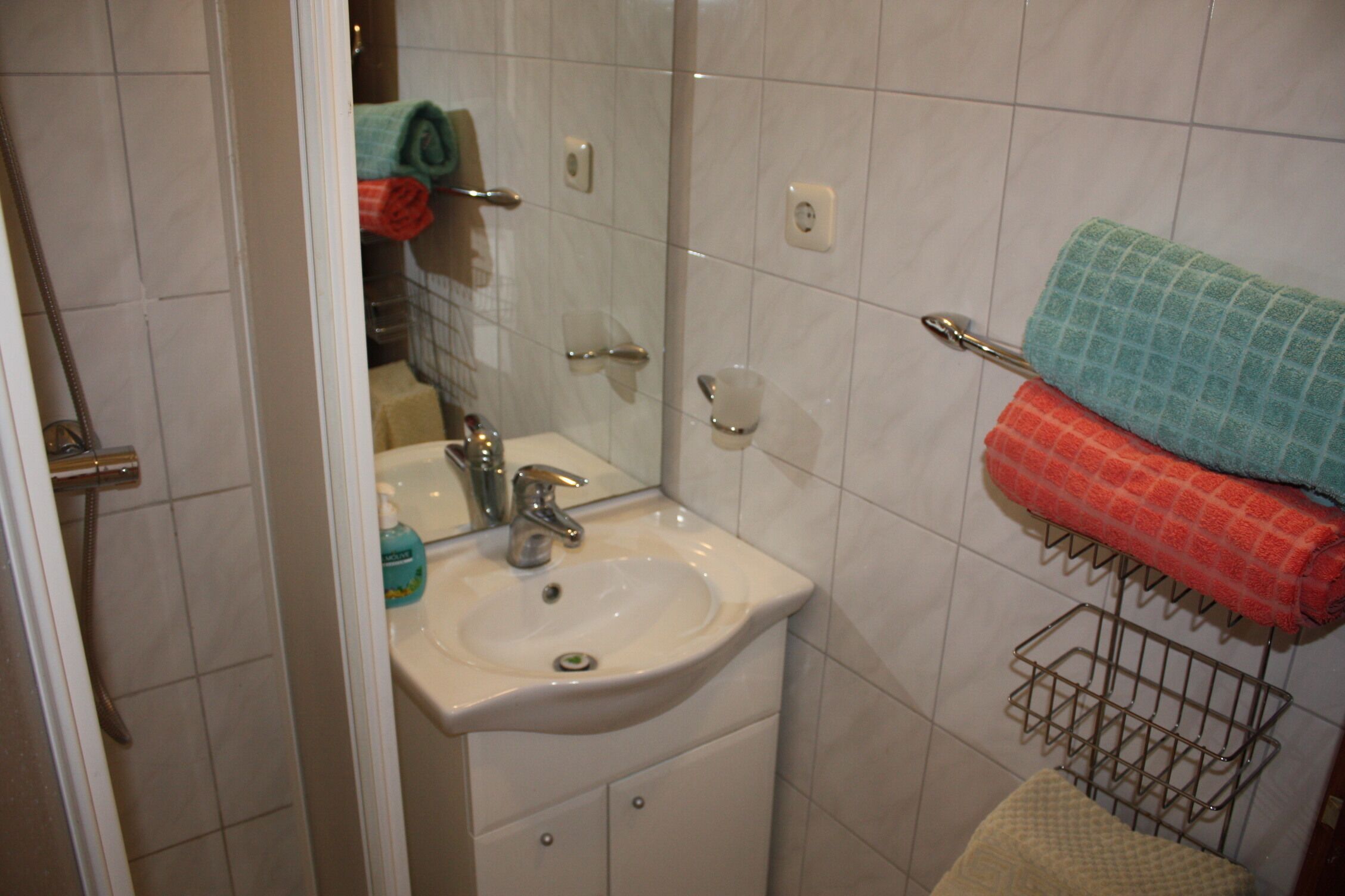 Regadera, secadora de cabello, toallas 