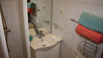 Regadera, secadora de cabello, toallas