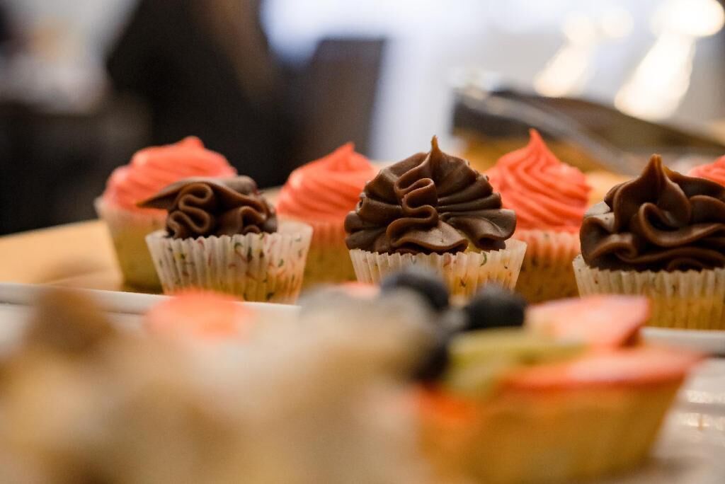 Un plateau de petits gâteaux décorés de différentes garnitures.