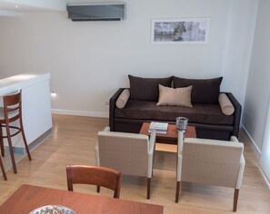 En 39-tommers LED-TV med kabel-kanaler samt printere