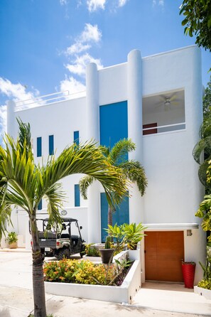 Vista frontal de la propiedad