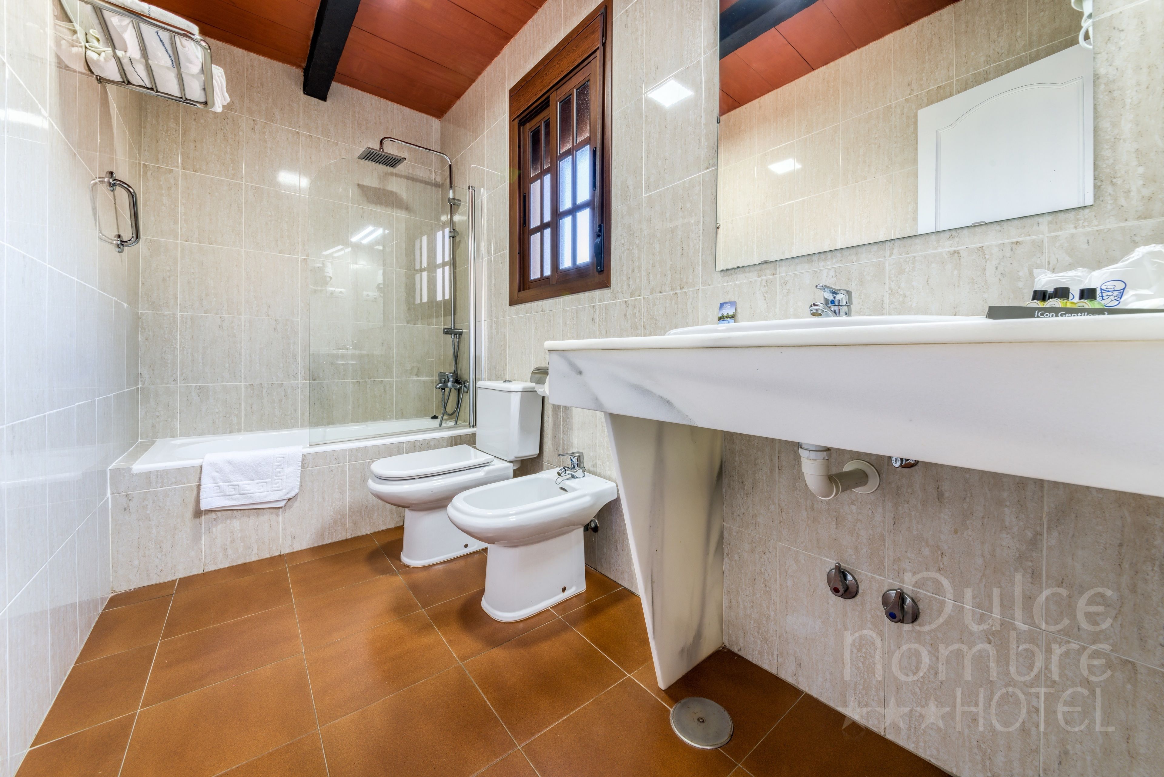 superior twin room | bathroom | combined shower/bathtub, deep-soaking bathtub, rainfall showerhead