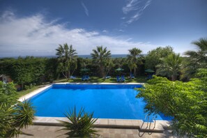 Alberca al aire libre y camastros