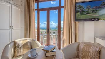 Suite, vistas al mar | Caja fuerte, escritorio, cunas (de pago) y wifi gratis