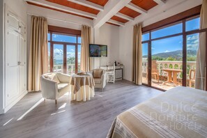 Suite, vista al mar | Caja de seguridad en la habitación, escritorio, cunas y wifi gratis