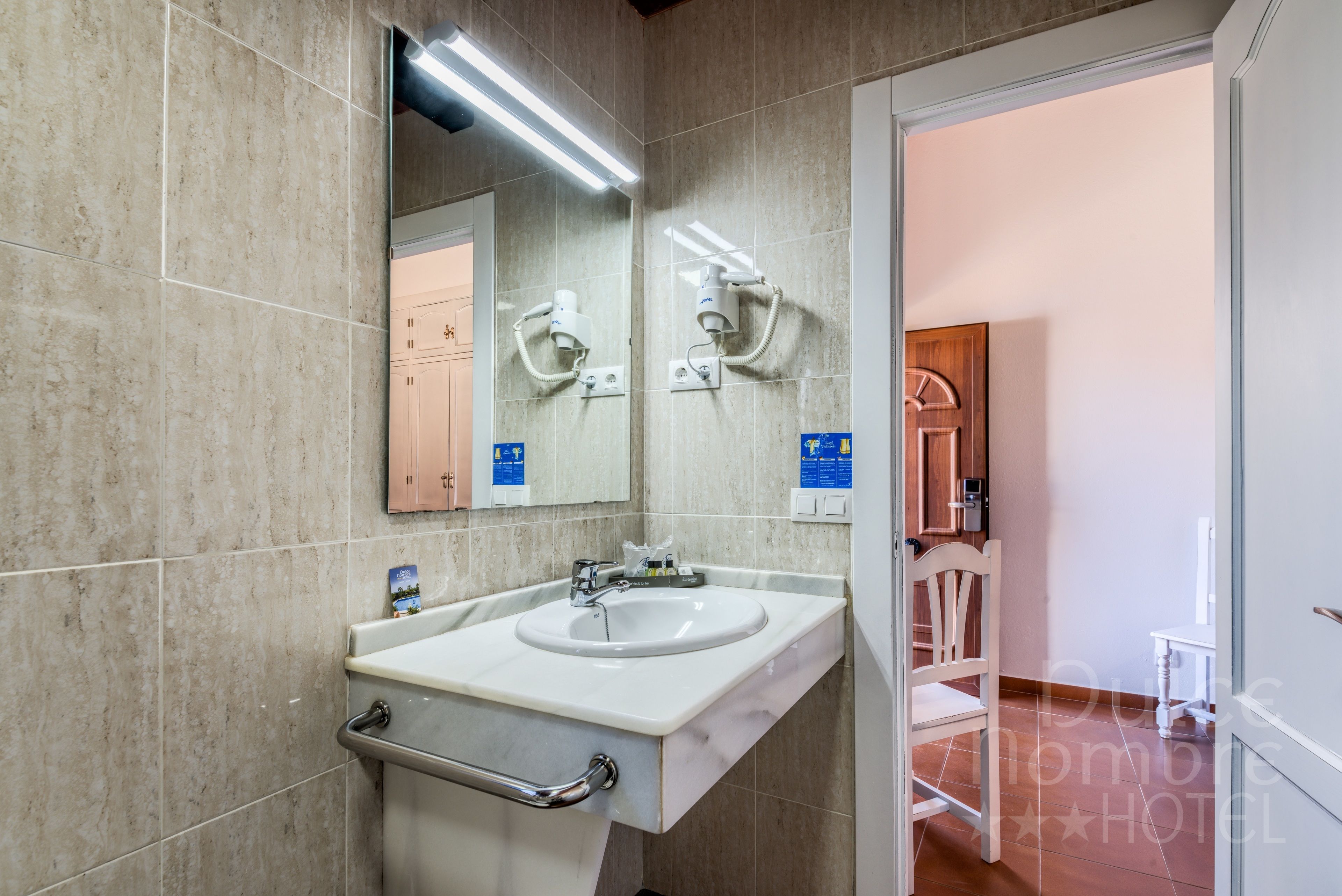 superior twin room | bathroom | combined shower/bathtub, deep-soaking bathtub, rainfall showerhead